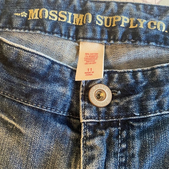 Vintage 2000s jean. Wide tapered leg. - Picture 4 of 6